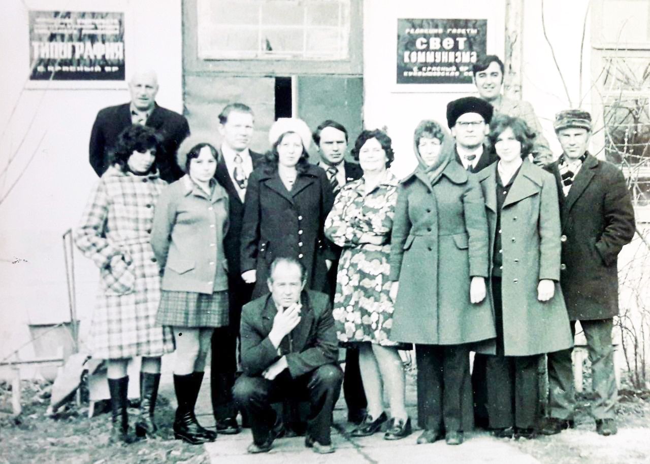 За  газетной строкой