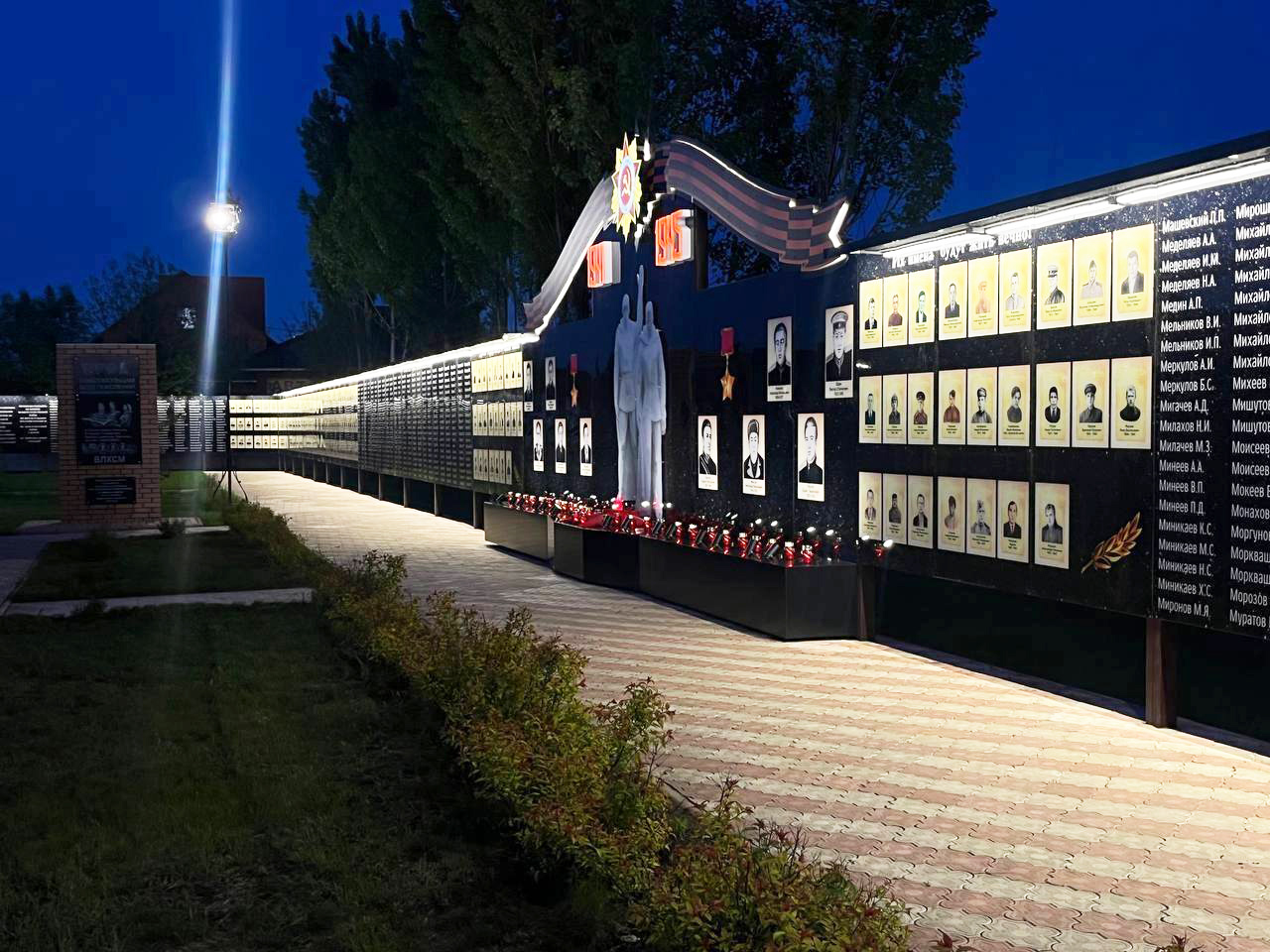 02-с. Красный Яр - монумент участникам Великой Отечественной войны.jpg