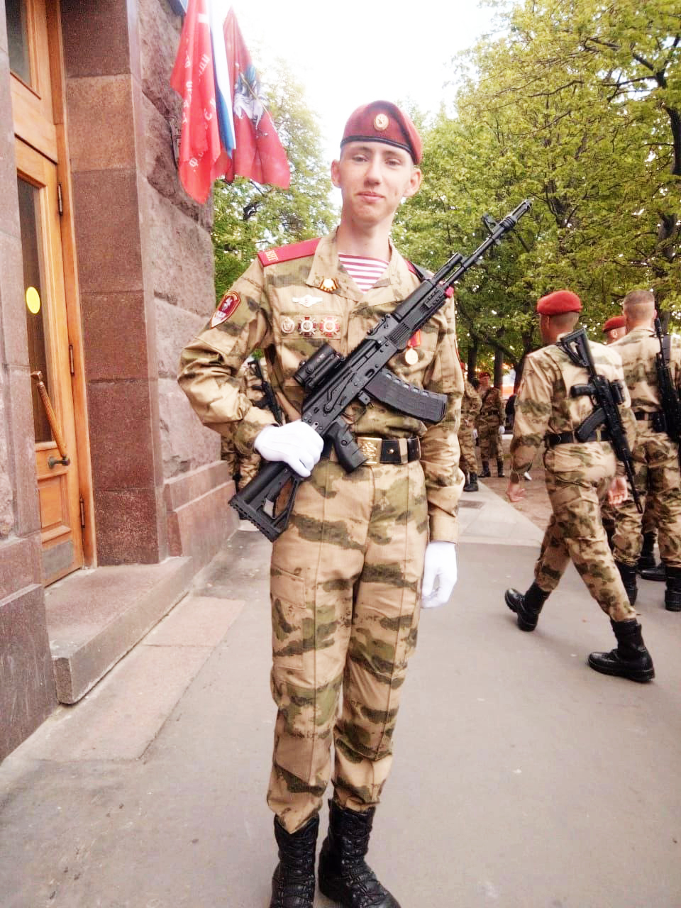 Чеканя шаг по Красной площади