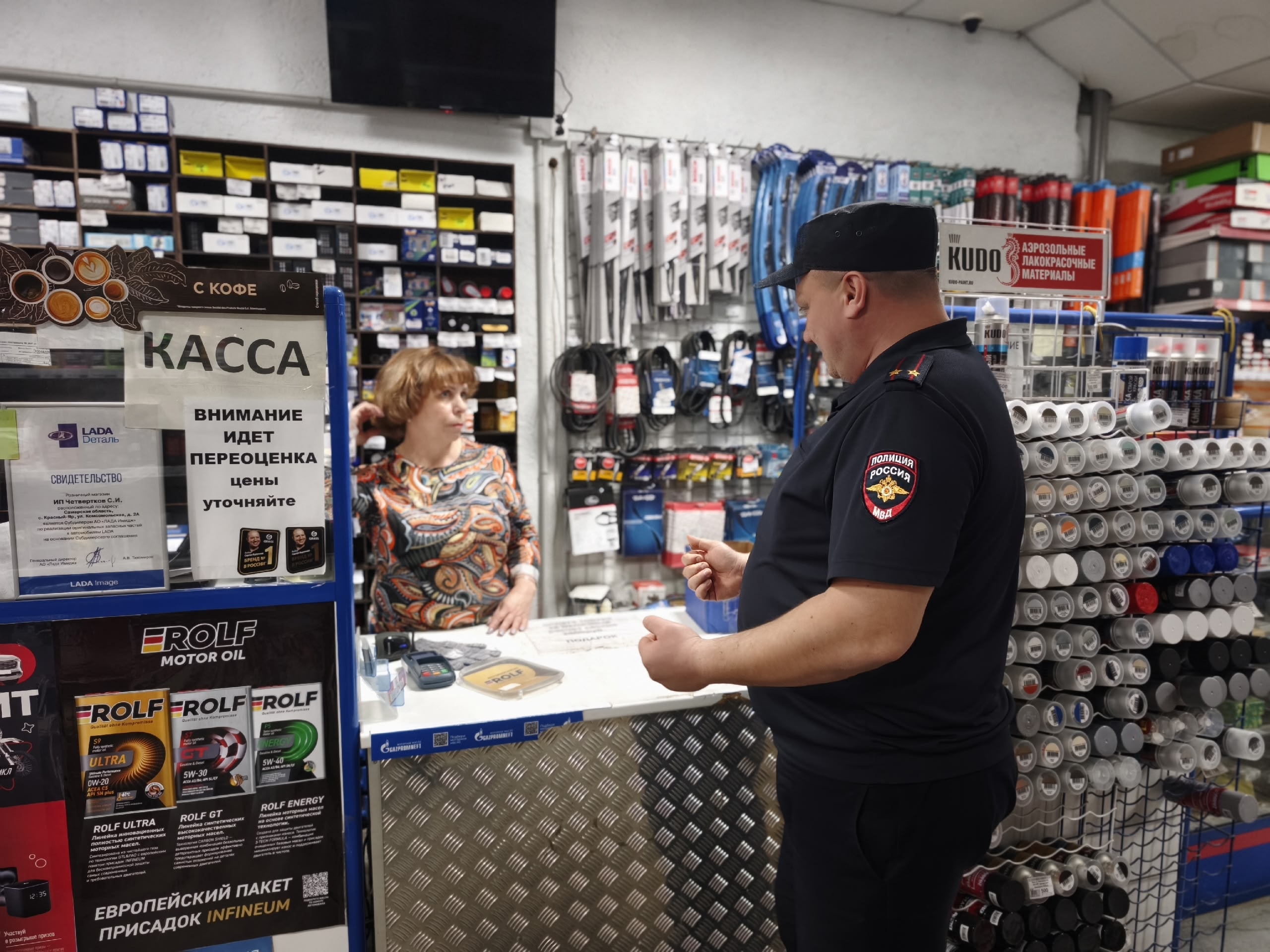 Сотрудники полиции Самарской области провели разъяснительную работу с персоналом автосервисов, автозаправочных станций и магазинов автозапчастей.