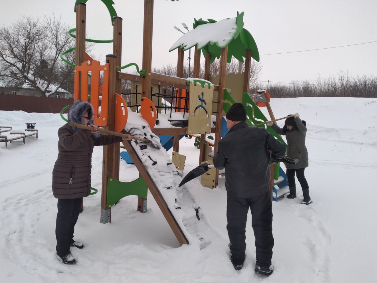 Расчистка снега на территории Красноярского района продолжается