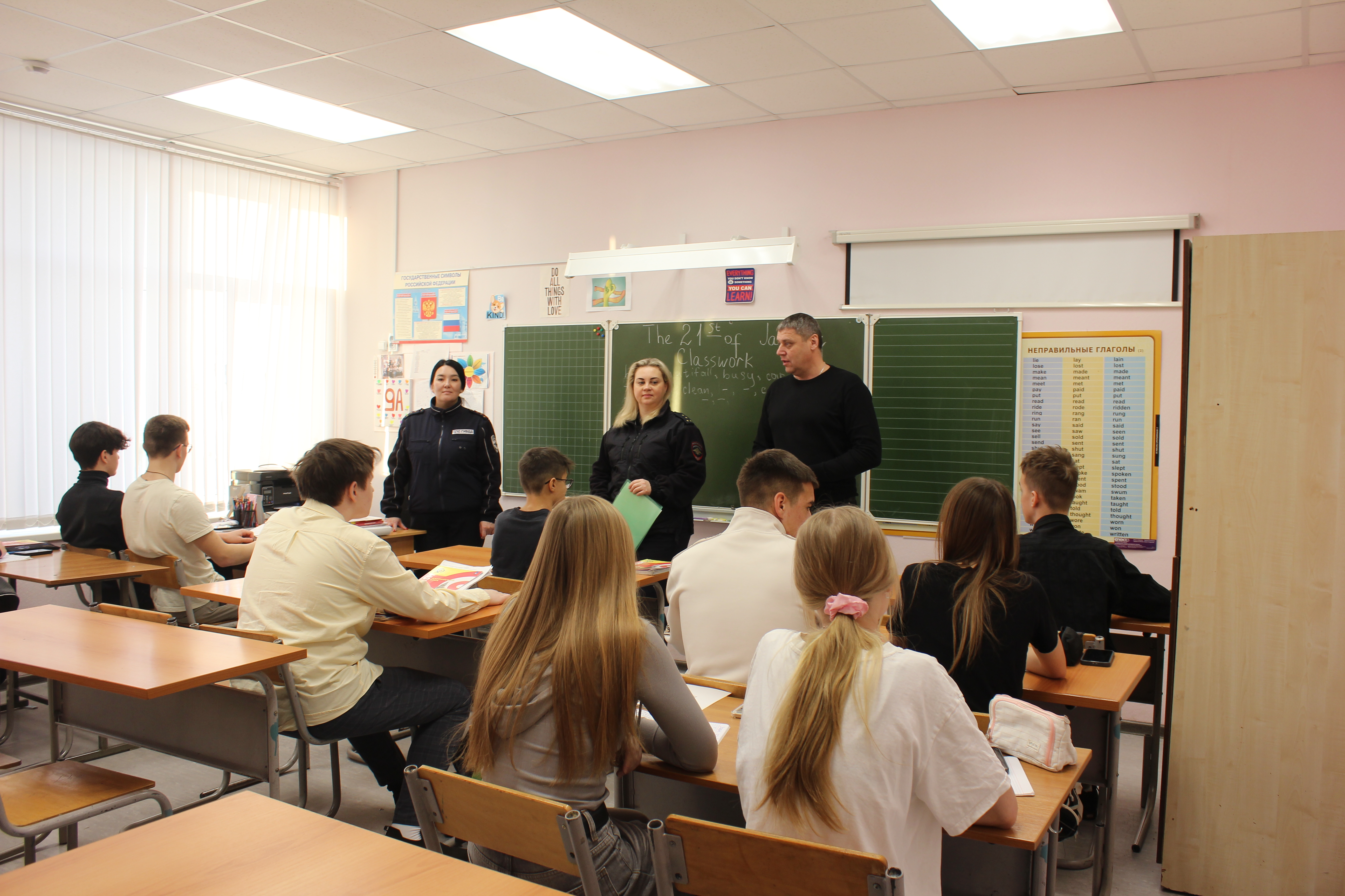 Сотрудники О МВД России по Красноярскому району совместно с представителем общественного совета при О МВД России по Красноярскому району Юрием Гарькиным посетили ГБОУ СОШ с. Белозерки.