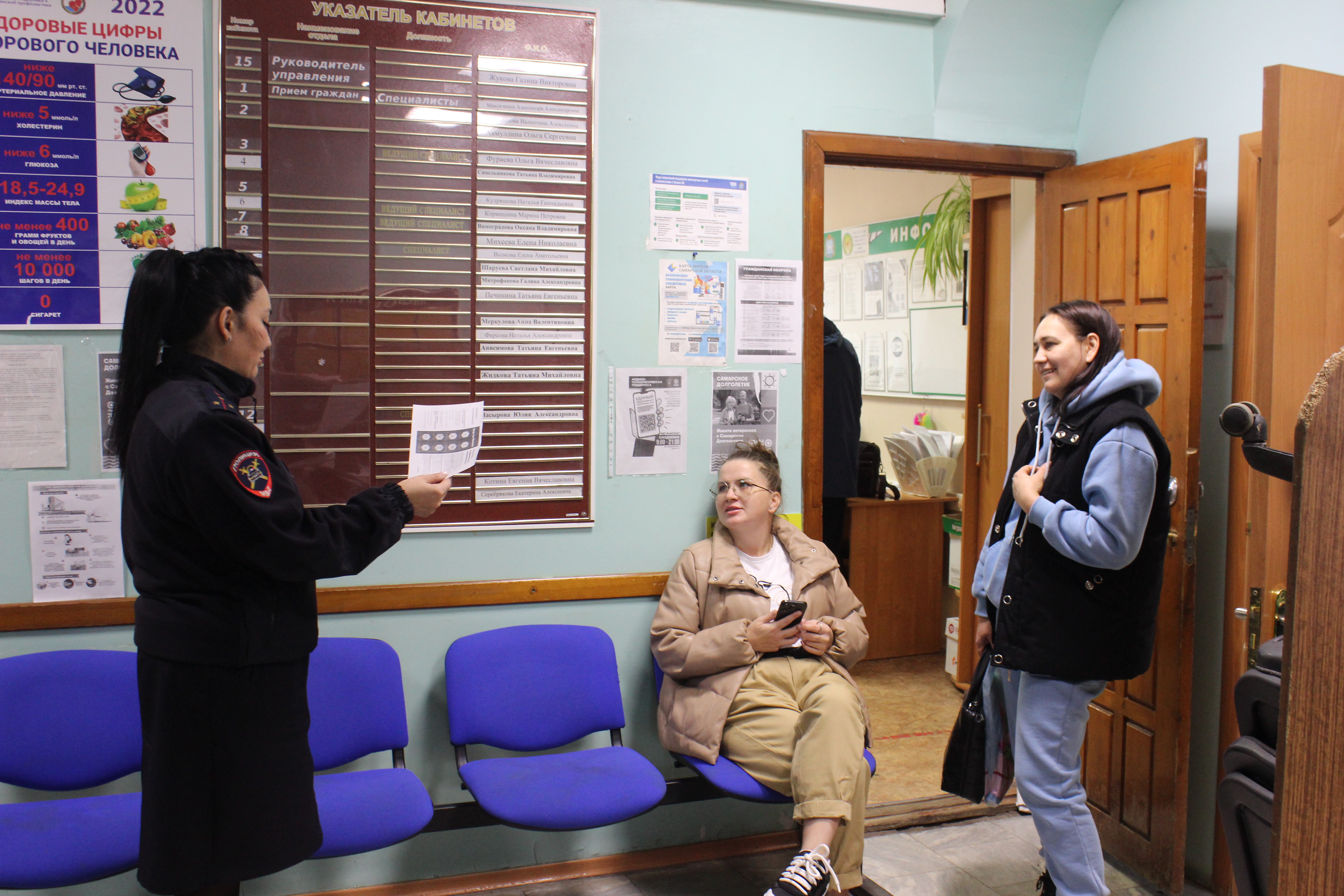 Сотрудники полиции продолжают проводить информационные акции по оказанию госуслуг в электронном виде