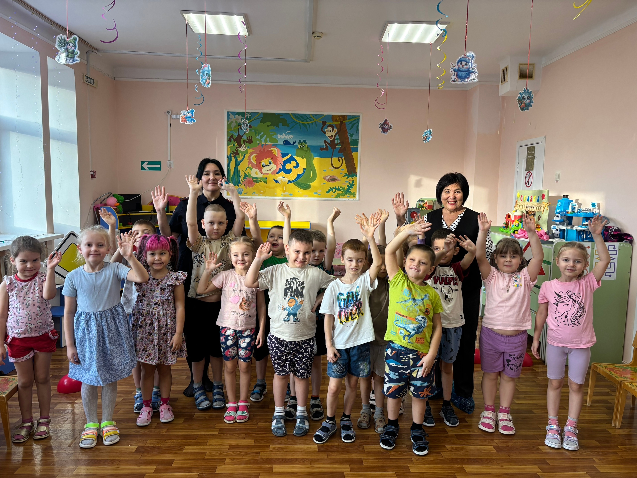 В детских садах с Мирный прошла встреча детей старшей и подготовительных групп с сотрудниками полиции