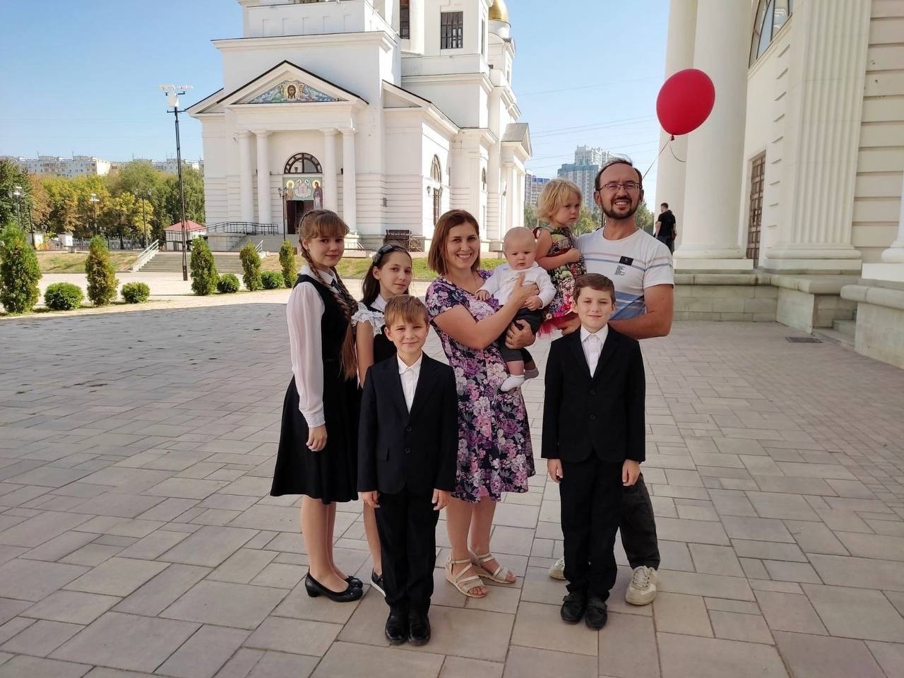 Восемь «Я» - так можно сказать о семье Ксении Николаевны и Сергея Николаевича Булановых, где воспитываются 6 детей!