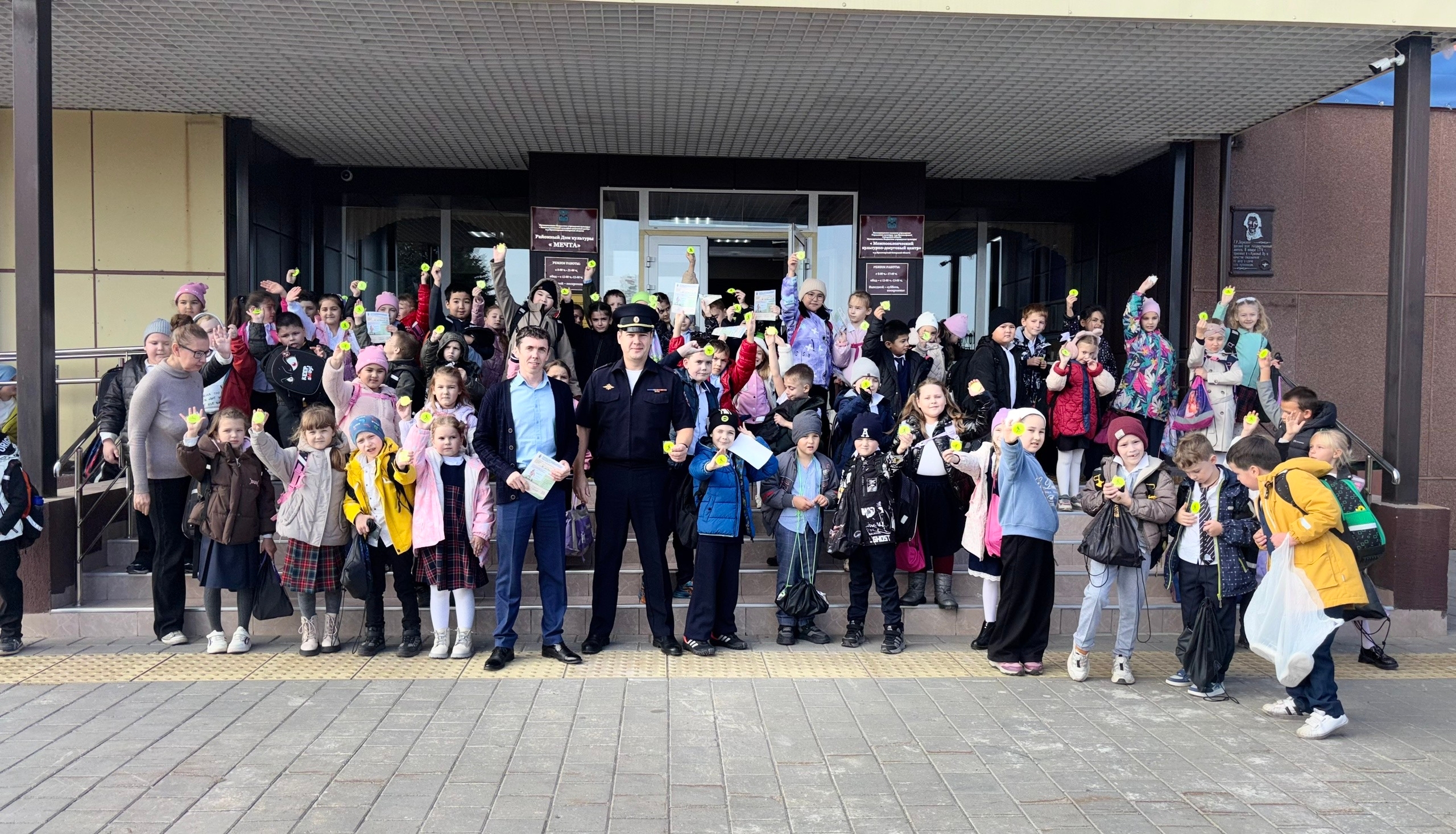 В рамках муниципальной программы по безопасности дорожного движения в Красноярском районе прошло яркое и познавательное мероприятие для самых маленьких участников дорожного движения — учеников 1 классов.