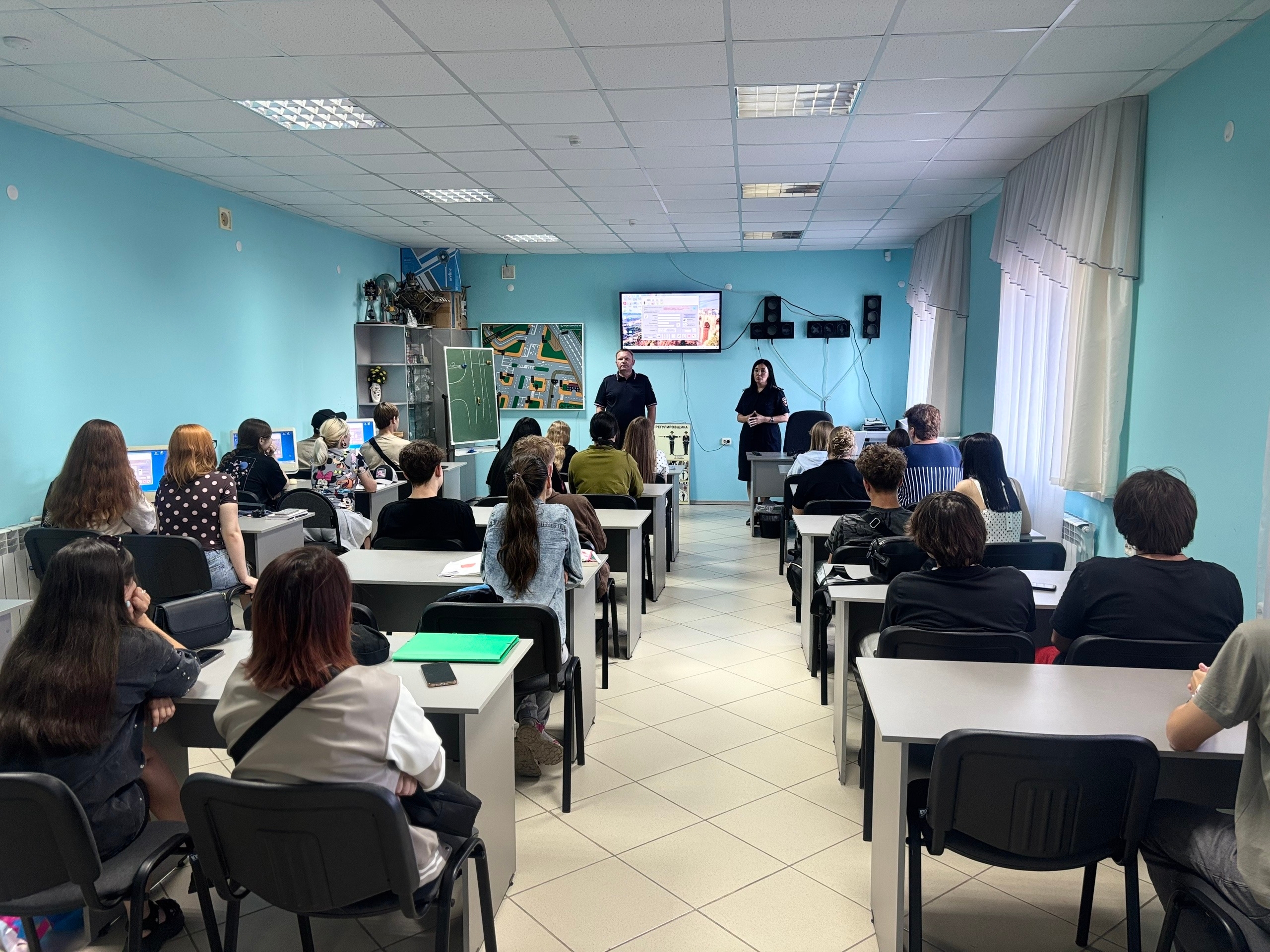 провели профилактическую беседу среди учащихся одной из местных автошкол.