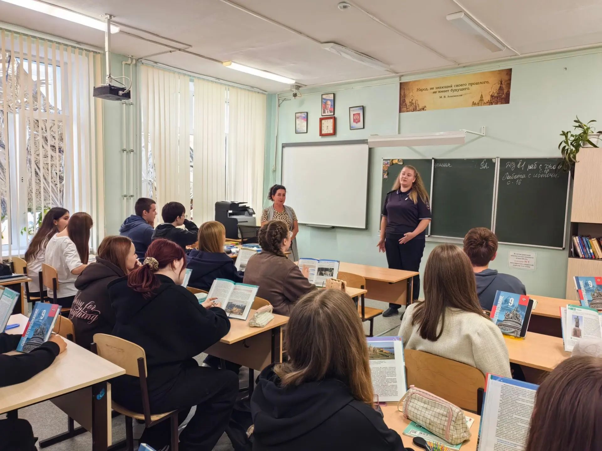 В ГБОУ СОШ с. Красный Яр состоялась встреча учащихся с инспектором по делам несовершеннолетних ОМВД России по Красноярскому району.