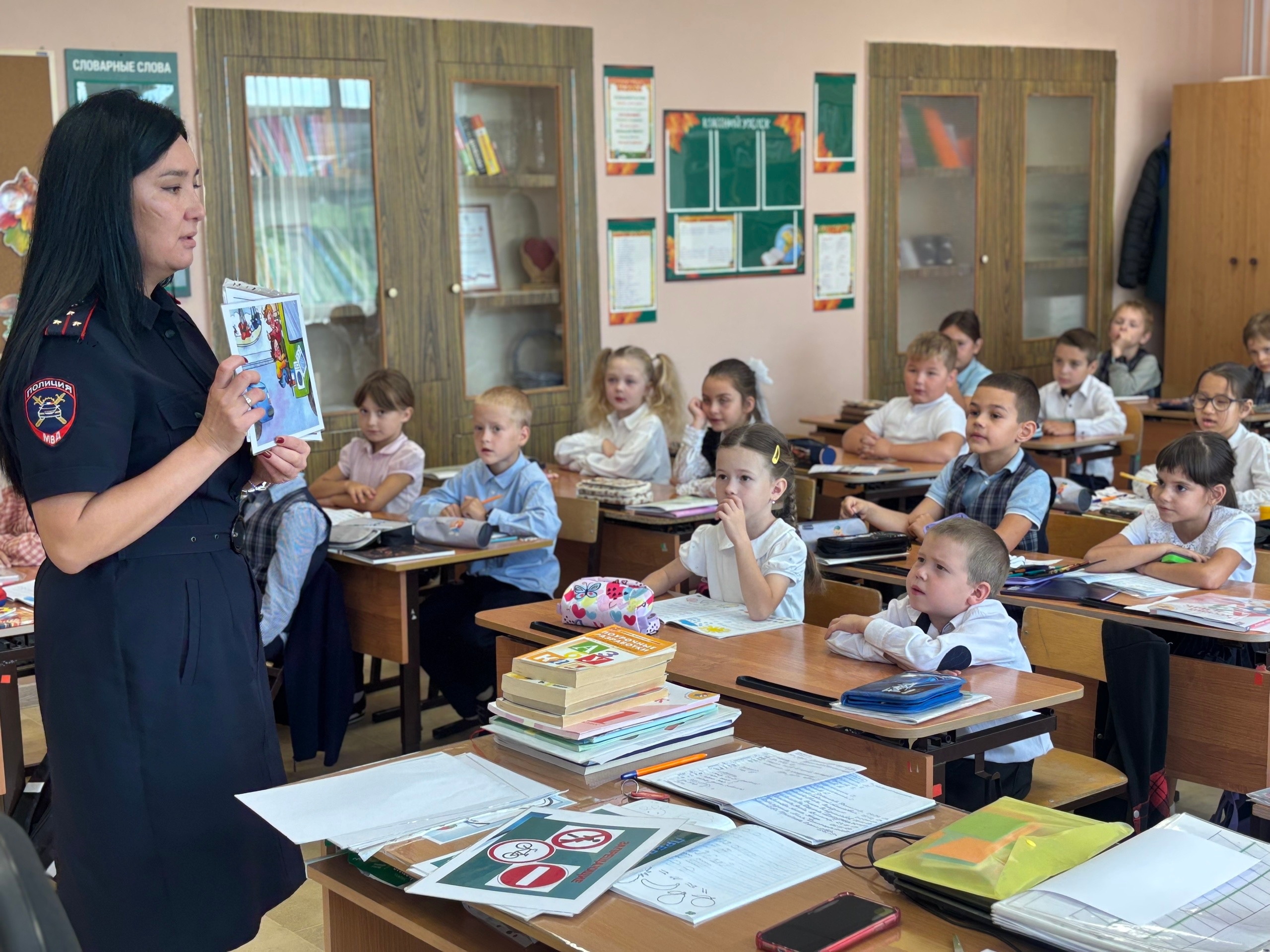 Сотрудники Госавтоинспекции Красноярского района, специалисты Центра по профилактике детского дорожно-транспортного травматизма и представитель Общественного совета при ОМВД России по Красноярскому району провели занятие по дорожной безопасности для учени