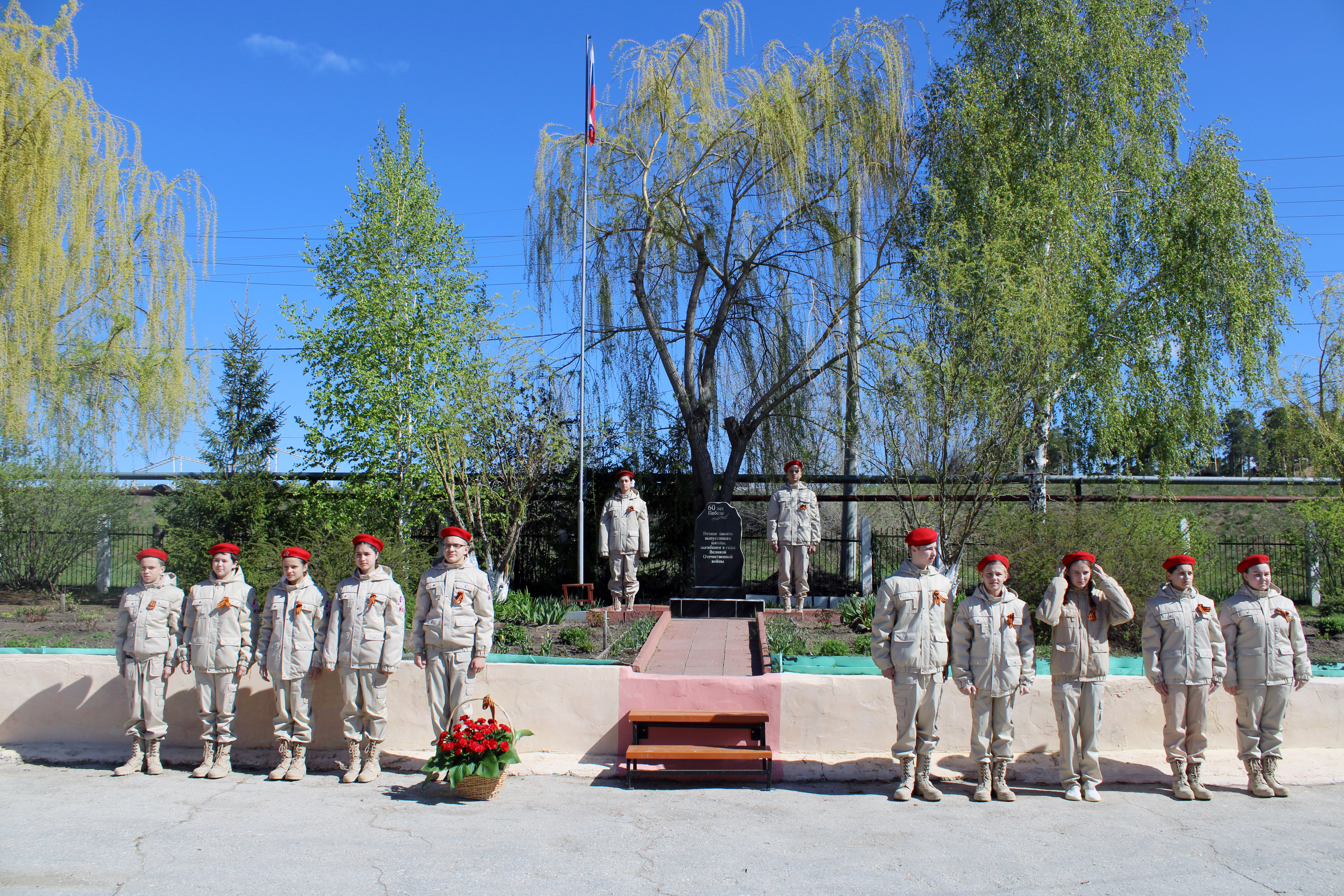 01-Волжская школа. Поднятие флага.JPG
