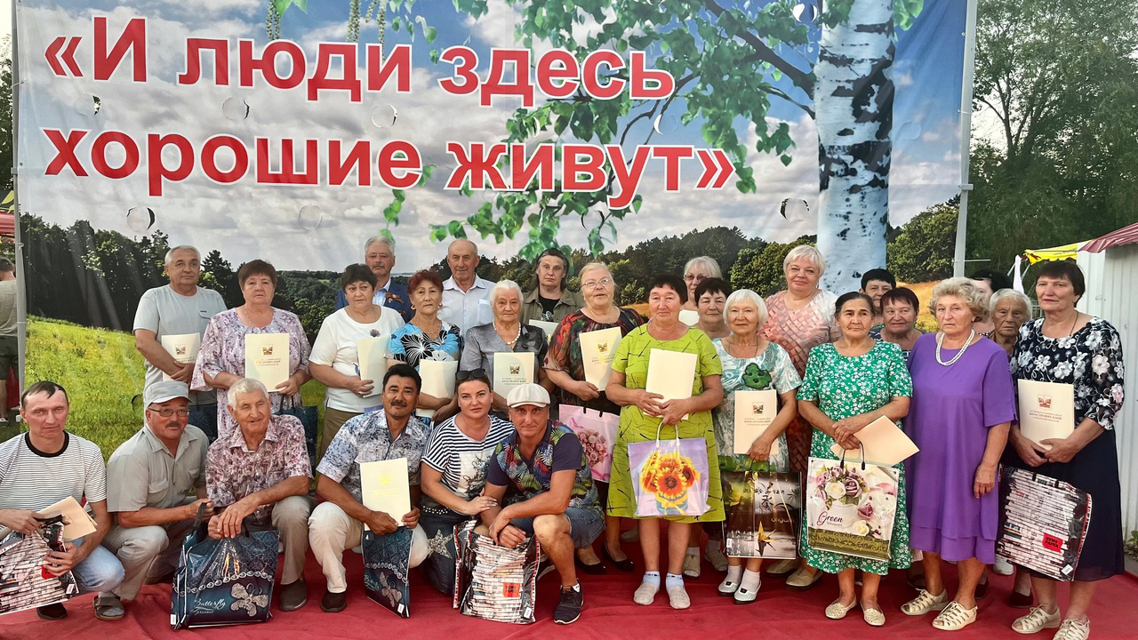 01 - награждение активных жителей села.jpg