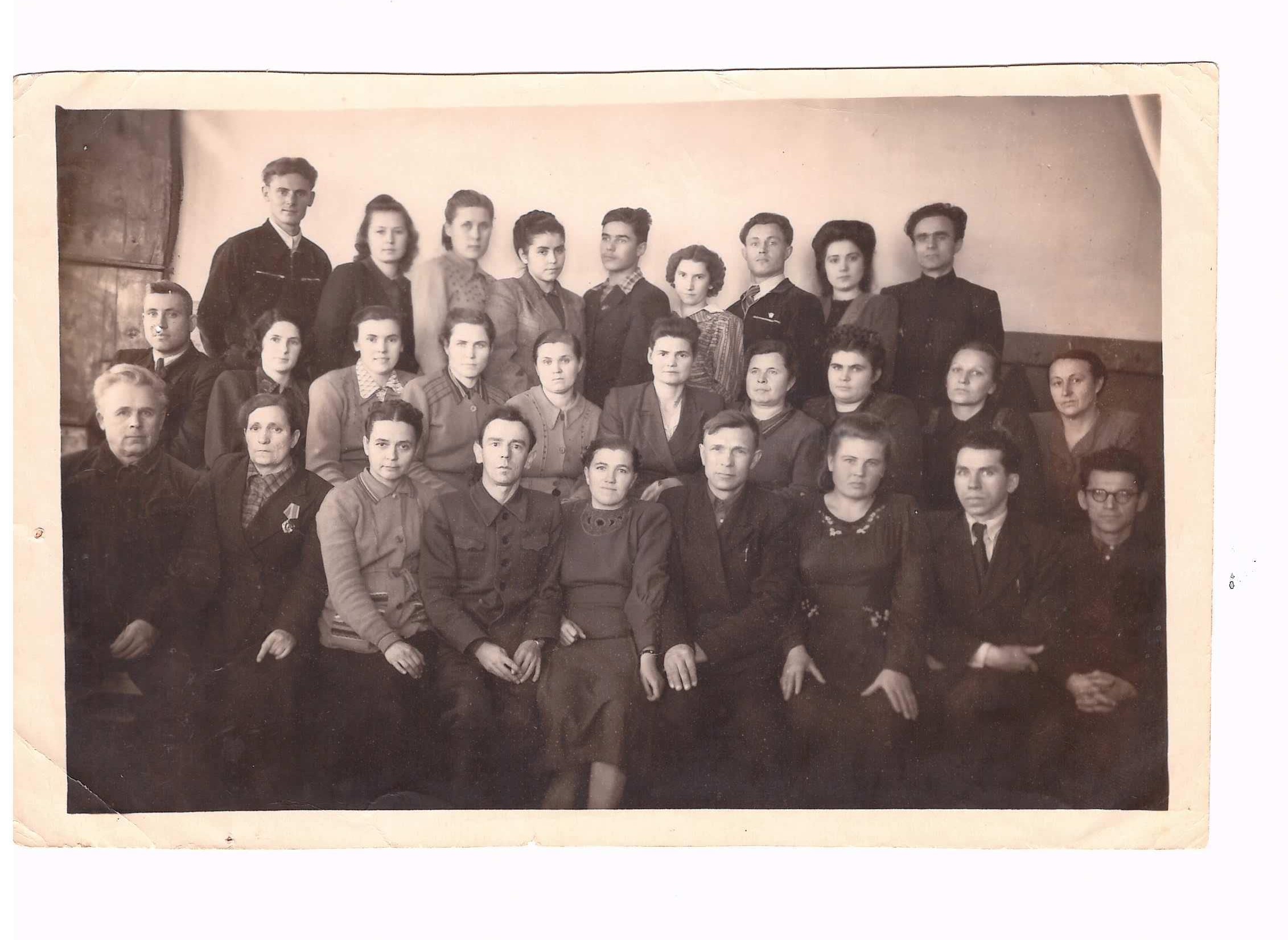 1949 г. фотография Харитоновой (Бесчастновой)Марии Васильевны с коллективом учителей Красноярской средней школы( Ф.139. Оп.1.Д.36).jpg