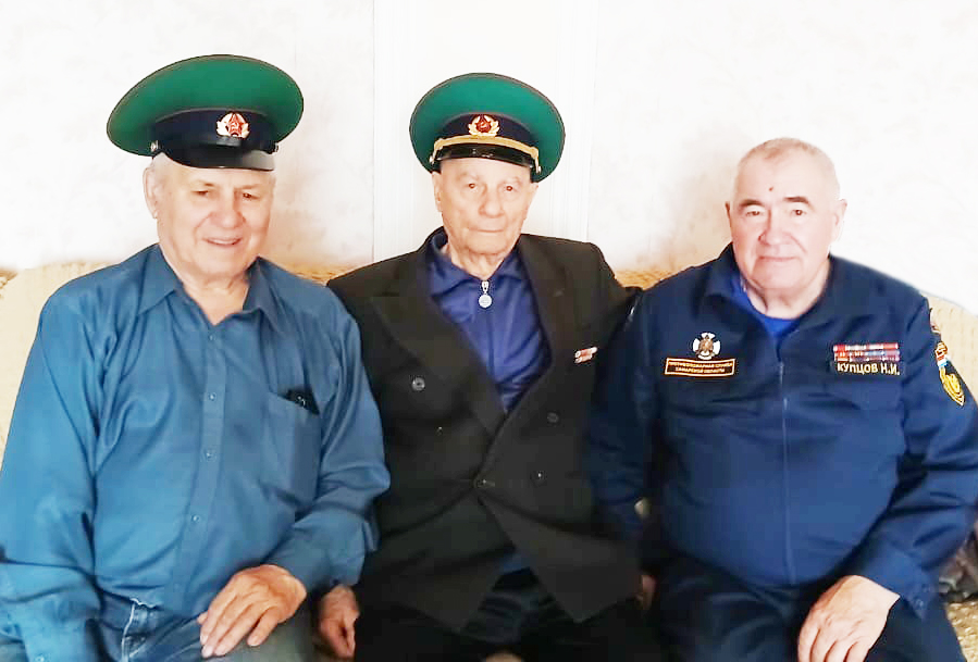 Долгих НИ с однополчанами в центре